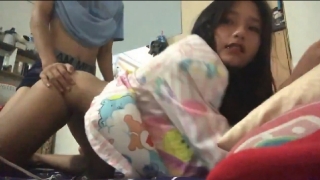 Bokep SMP bocil paksa adik cantik ngewe sebelum tidur